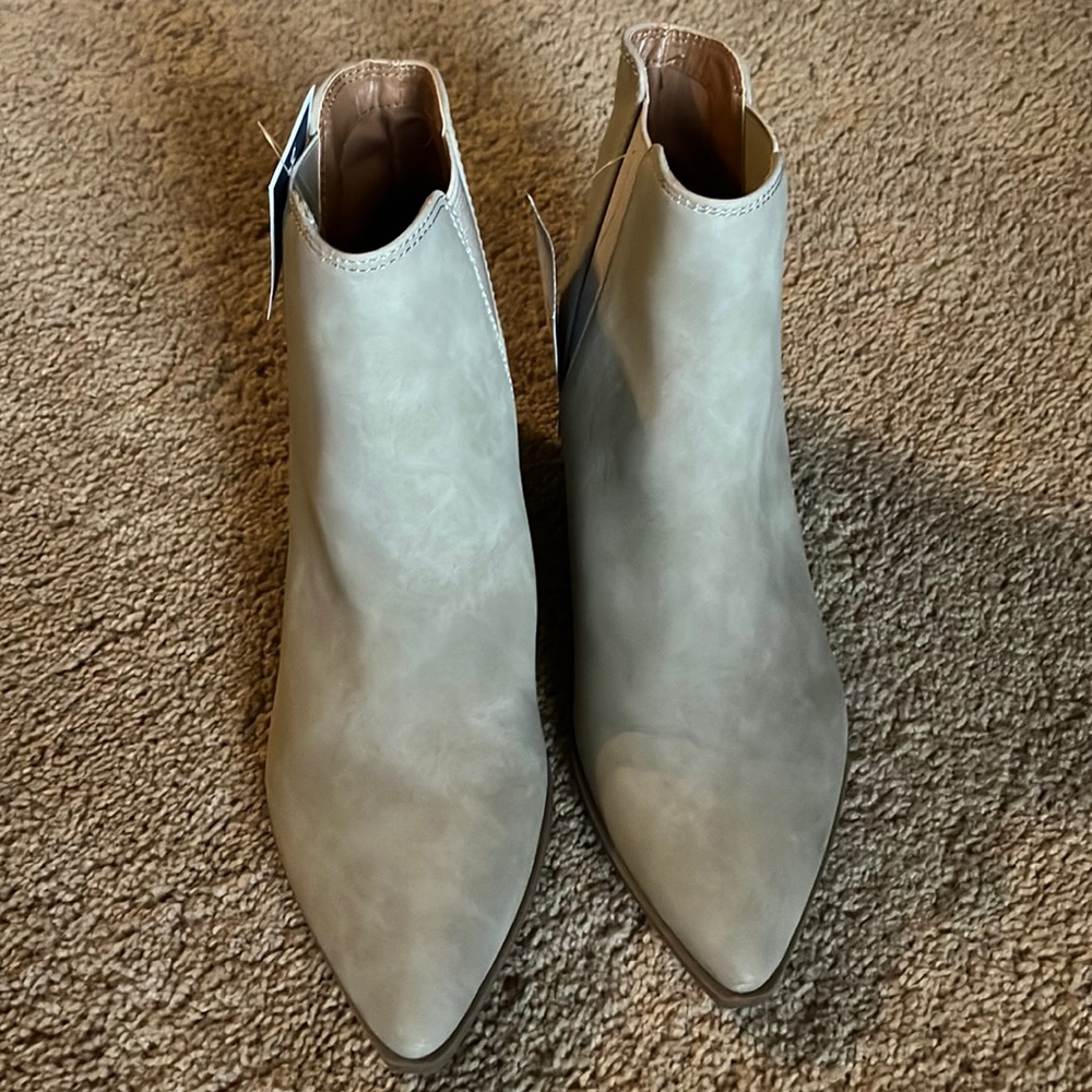 Indigo rd size 7.5 brand new gray faux suede ankle booties